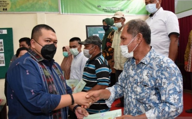 Bupati Tapanuli Selatan Dolly P.Pasaribu secara simbolis menyerahkan sertifikat tanah kepada salah satu warga di Kecamatan Angkola Sangkunur