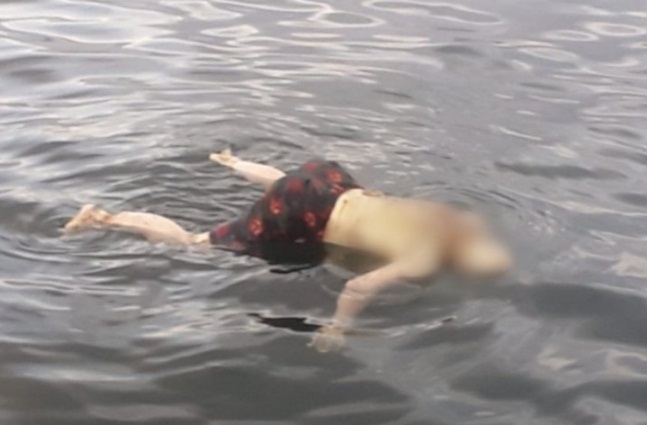 Sesosok mayat yang mengapung di perairan Danau Toba, kawasan Pantai Pesanggarahan Bung Karno, Parapat, Kabupaten Simalungun
