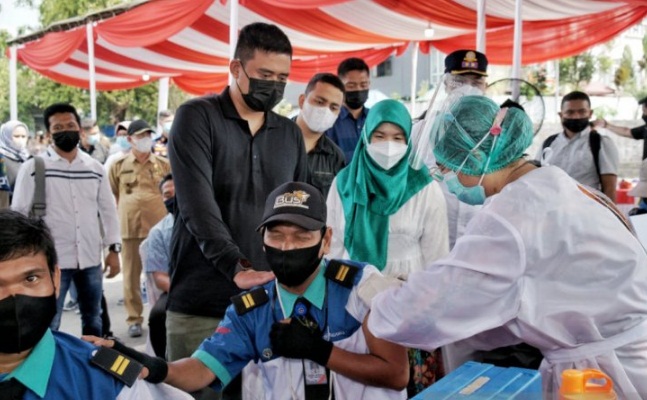 Wali Kota Medan Bobby Nasution memantau pelaksanaan vaksin COVID-19.