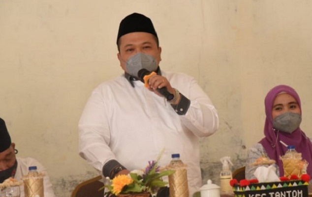 Bupati Tapanuli Selatan H Dolly P.Pasaribu SPt, MM bersama Ketua TP PKK Tapsel Ny Rosalina Dolly Pasaribu di Kecamatan Tantom Anbkola,