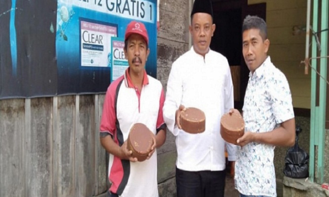 Holik Mandailing bersama dengan warga saat memegang gula aren hasil petani Madina.