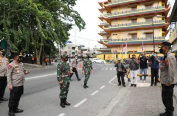 Kapolda Sumut Bersama Pangdam IBB Tinjau Pos Penyekatan di Kota Medan