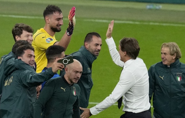 Pelatih Italia Roberto Mancini merayakan sukses timnya masuk final Euro 2020 bersama staf dan pemain usai mengalahkan Spanyol dalam semifinal EURO 2020 di Stadion Wembley di London