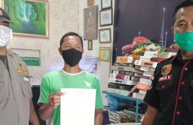 Petugas Kepolisian memberikan surat teguran kepada pemilik toko yang melanggar PPKM Darurat Kota Medan.