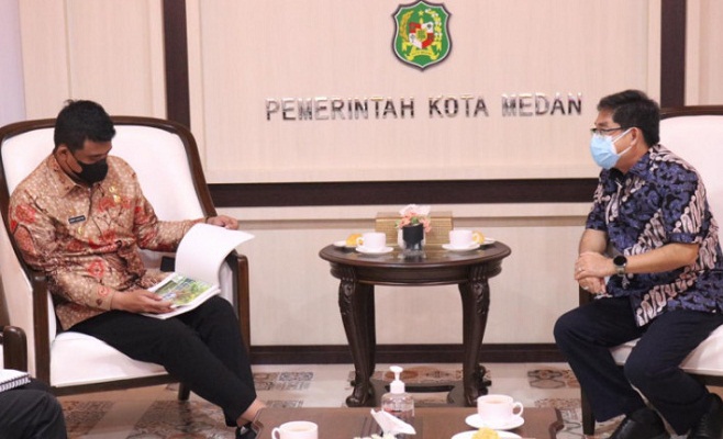 Wali Kota Medan Bobby Nasution ketika menerima salah satu investor di Kantor Wali Kota Medan