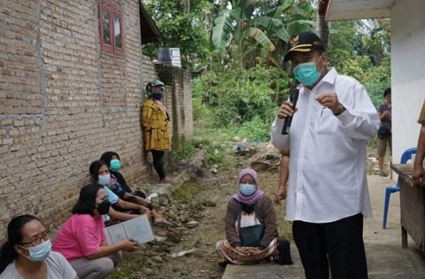 Wali Kota Tebing Tinggi H. Umar Zunaidi Hasibuan memberi penjelasan kepada penerima bantuan