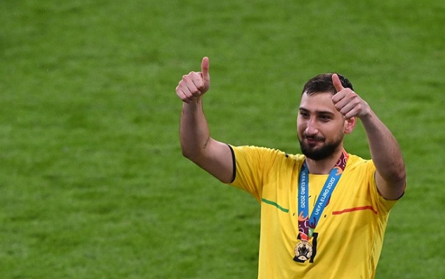 Kiper tim nasional Italia Gianluigi Donnarumma melakukan selebrasi bersama suporter seusai menjuarai Euro 2020 mengalahkan Inggris dalam partai final di Stadion Wembley London, Inggri