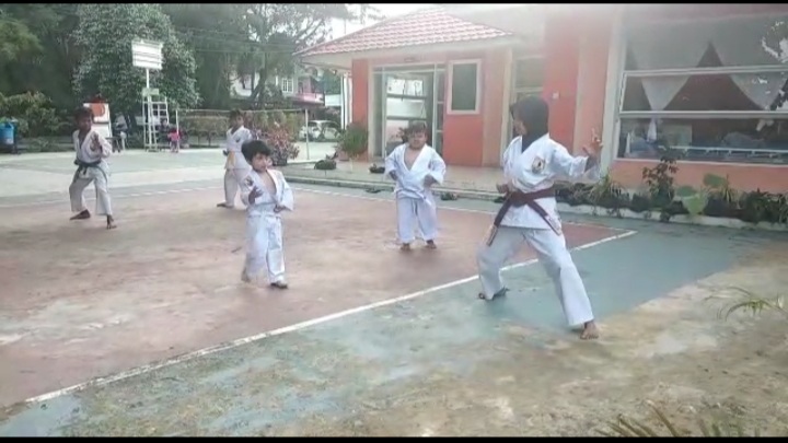 Foto Garuda sedang berlatih seni bela diri Silat bersama teman-temannya.